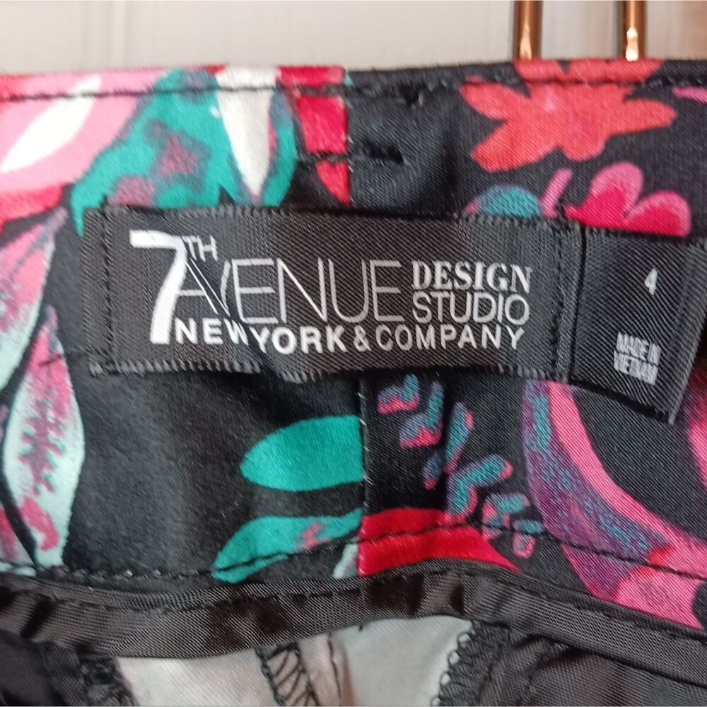 EUC 7th Avenue Design Studio New York & Company Women's  Floral Capris S… - Picture 8 of 9